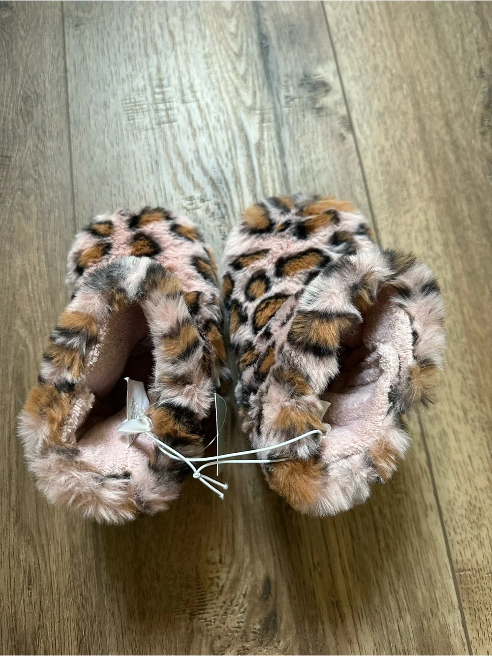 NWT!! Cat & Jack Leopard Print Kids Slippers, Pink Dallas Style, Non-Slip, M 7/8